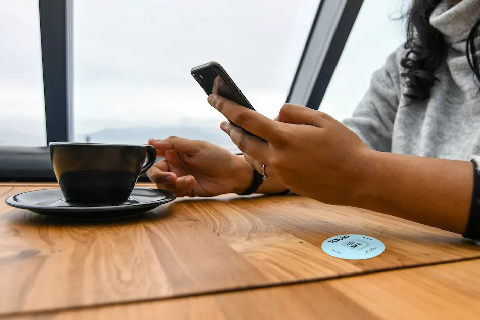 Una pausa en la mesa de una cafetería